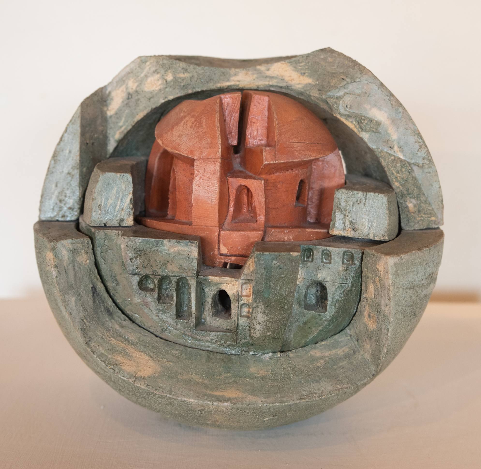 Sfera città ideale, 1990 - refrattario colorato con nucleo centrale in terracotta, diam. cm 35 - collezione Mazzini, Perugia